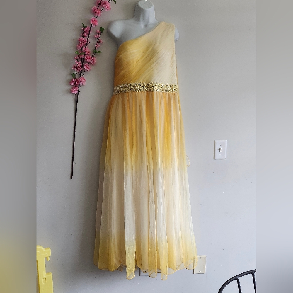Elegant Yellow Gown with Gold Accents